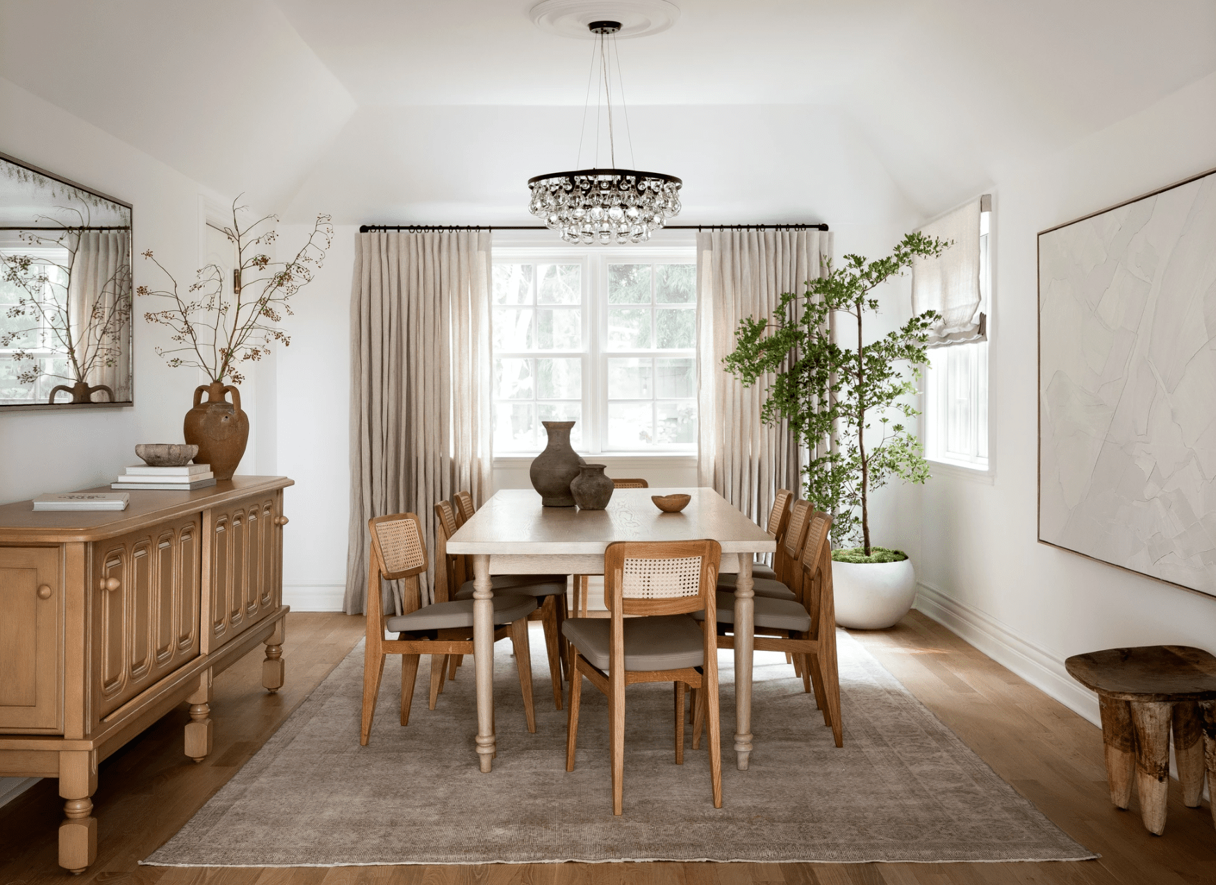 带传统餐桌，现代餐厅椅子和经典控制台桌的餐厅