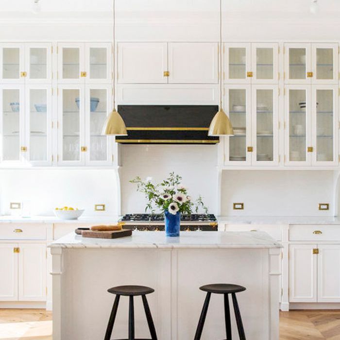 与人字形图案的木地板厨房