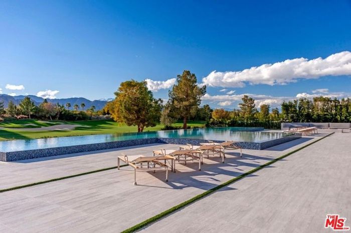 一个紧挨着高尔夫球场的游泳池后院。