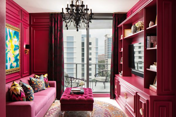 丽莎·吉尔摩最喜欢的房间，覆盆子粉色的媒体室