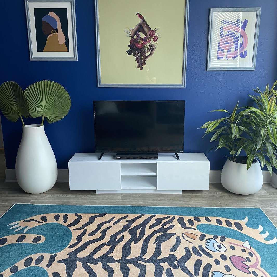 在电视控制台附近的老虎地毯。