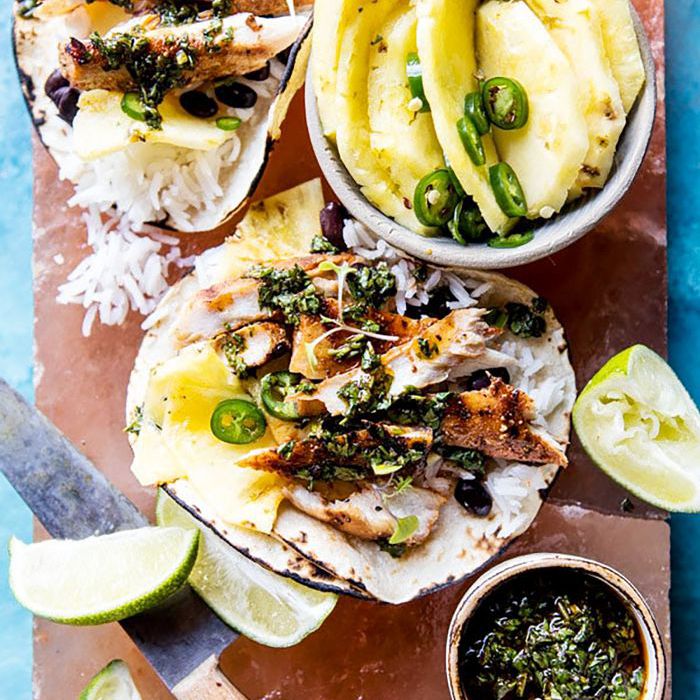 香辣鱼炸玉米饼与龙舌兰酒石灰菠萝