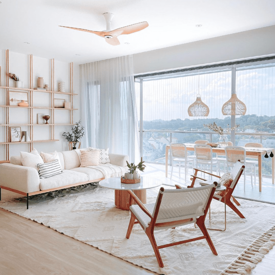 一间通往阳台的客厅，阳台已被改造成餐厅