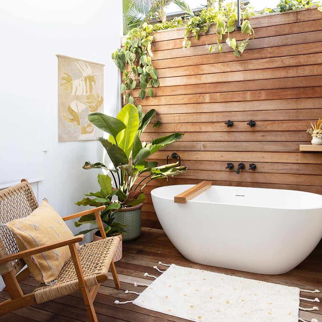 站在浴盆背后木