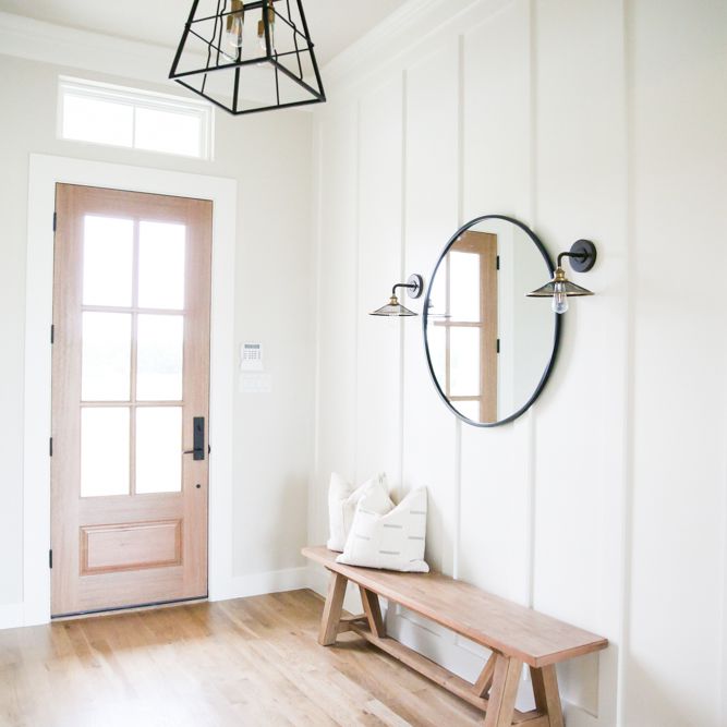 简约的入口与长凳和大镜子