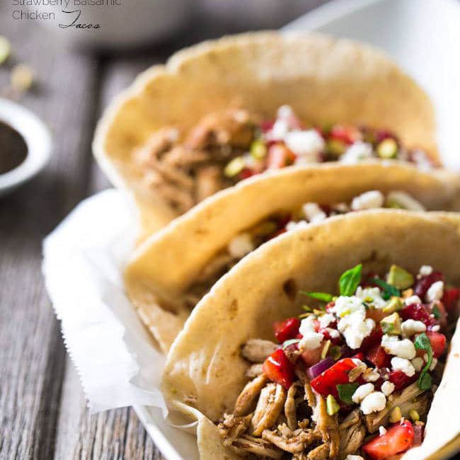 鸡肉炸玉米饼配香醋草莓酱＂class=