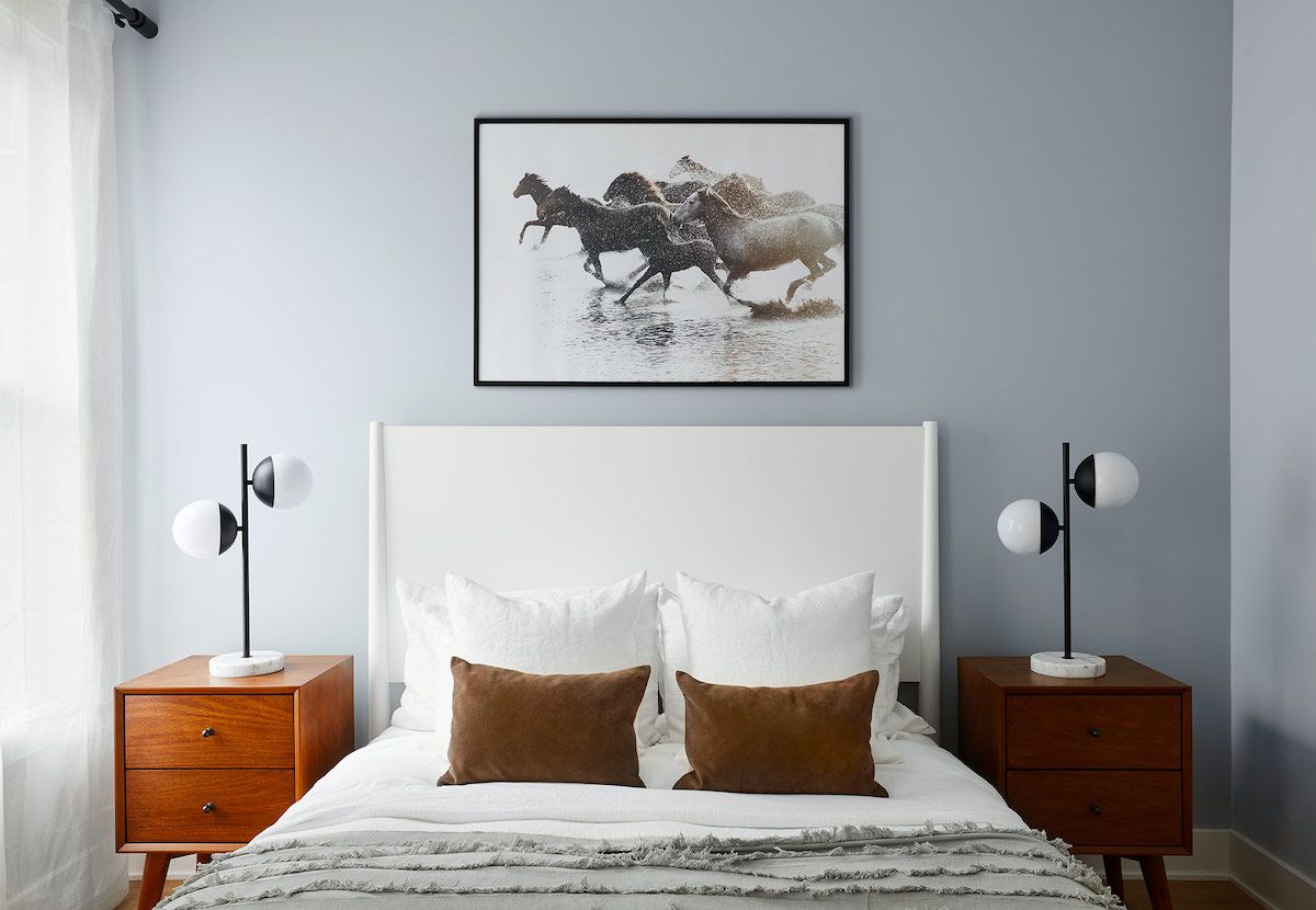 一间现代乡村卧室配有两个中小期的现代台灯