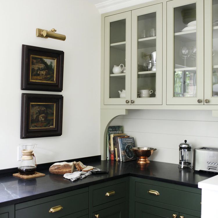 带深绿色盒式橱柜和浅绿色高橱柜的厨房