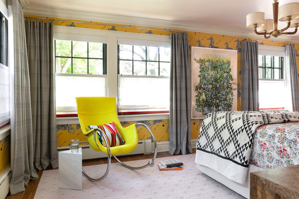 醒目的黄色带金属把手的椅子。