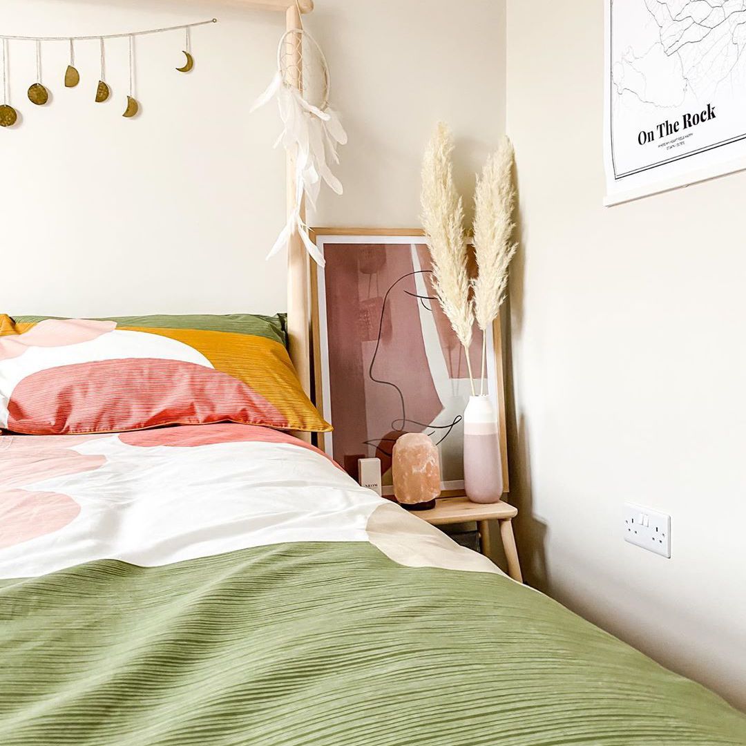 最好的卧室的想法 - 色彩缤纷的床单与艺术倾斜