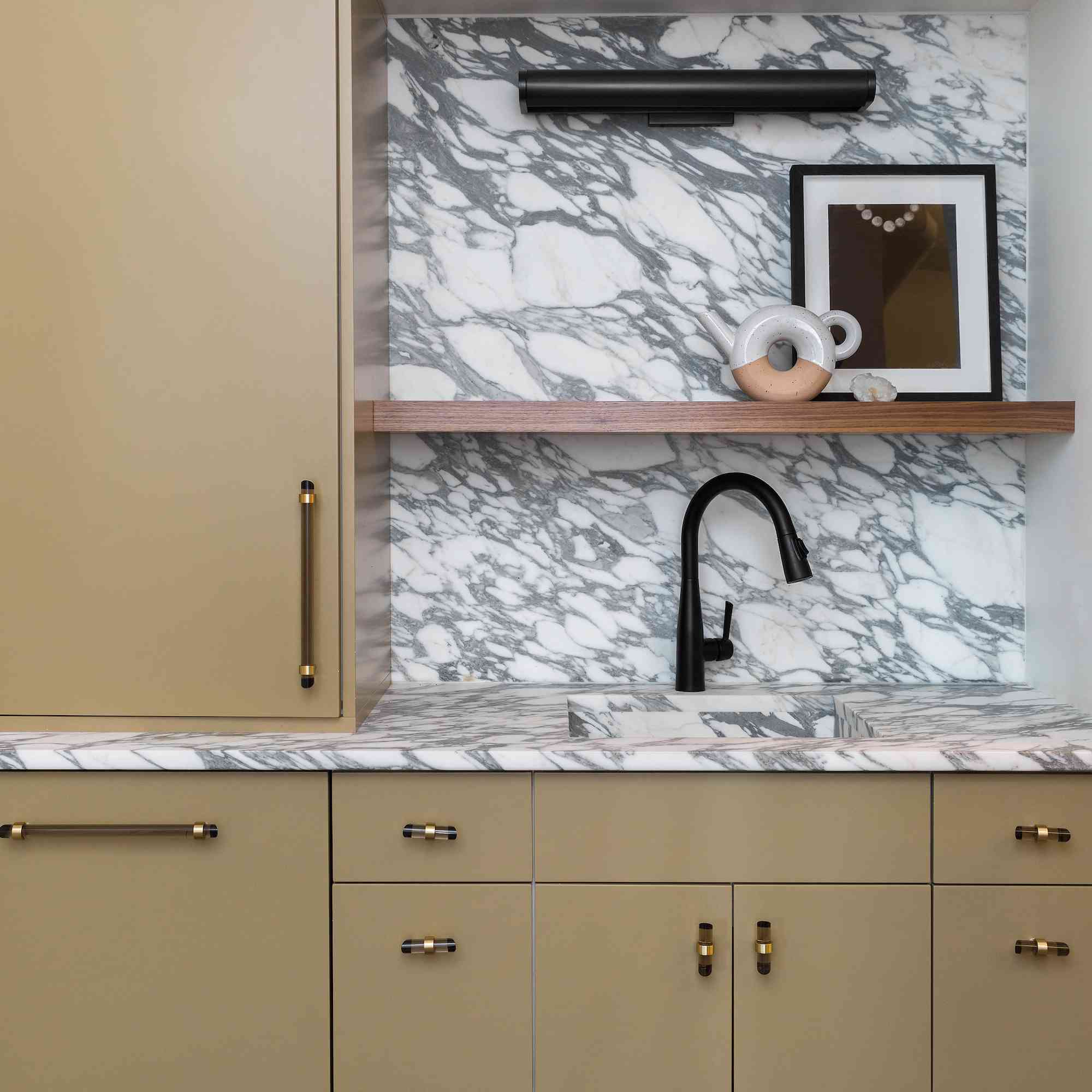 铜管橱柜在厨房角落里。