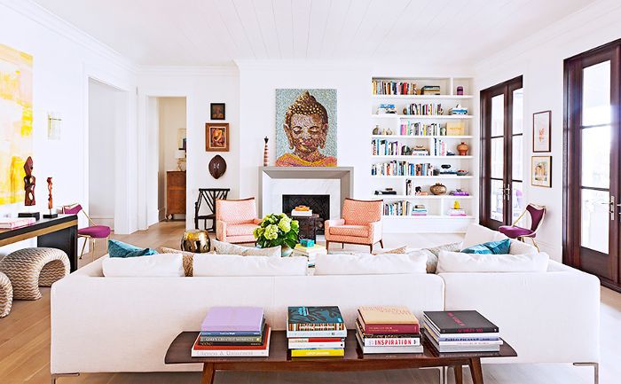 鲁克家的一个房间里堆满了书和彩色的汽水