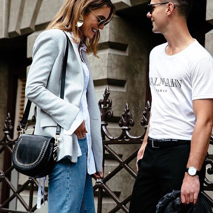 一对夫妇一起交谈“class=