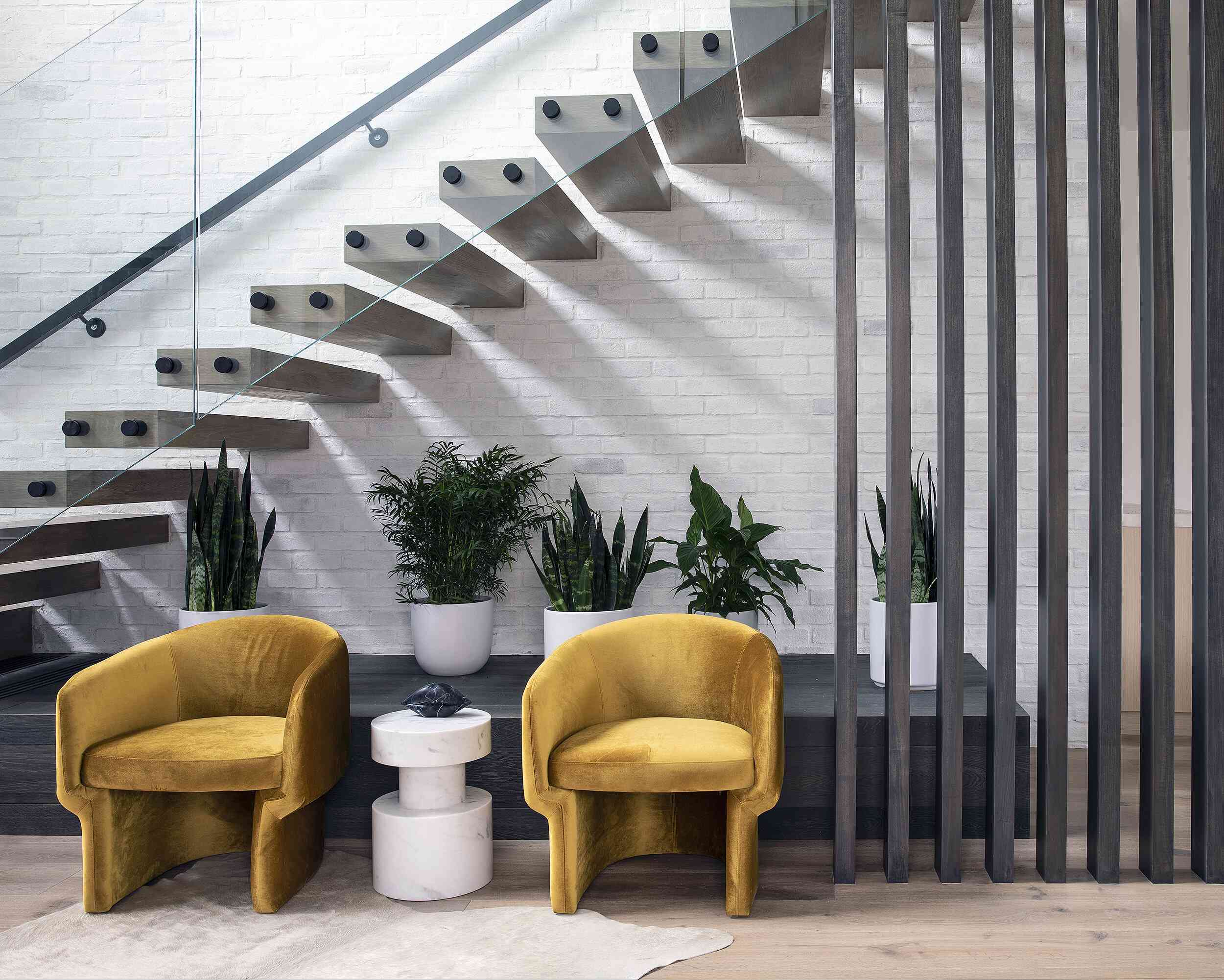 设有玻璃栏杆的开放式楼梯。