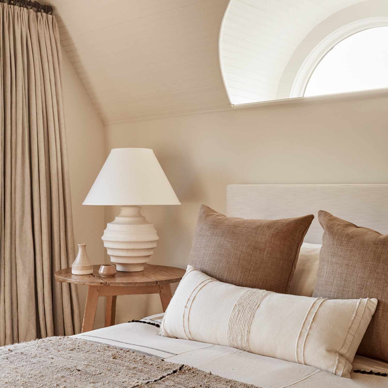 一间卧室装饰的延伸，从天花板到地板单色的调色板杏仁