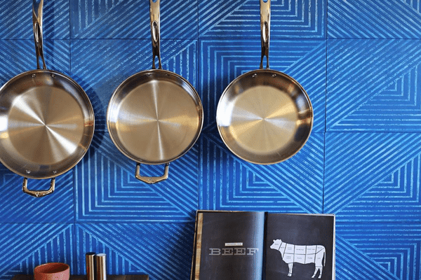 如何清洁烧焦的锅 - 干净的锅和挂在厨房里的平底锅