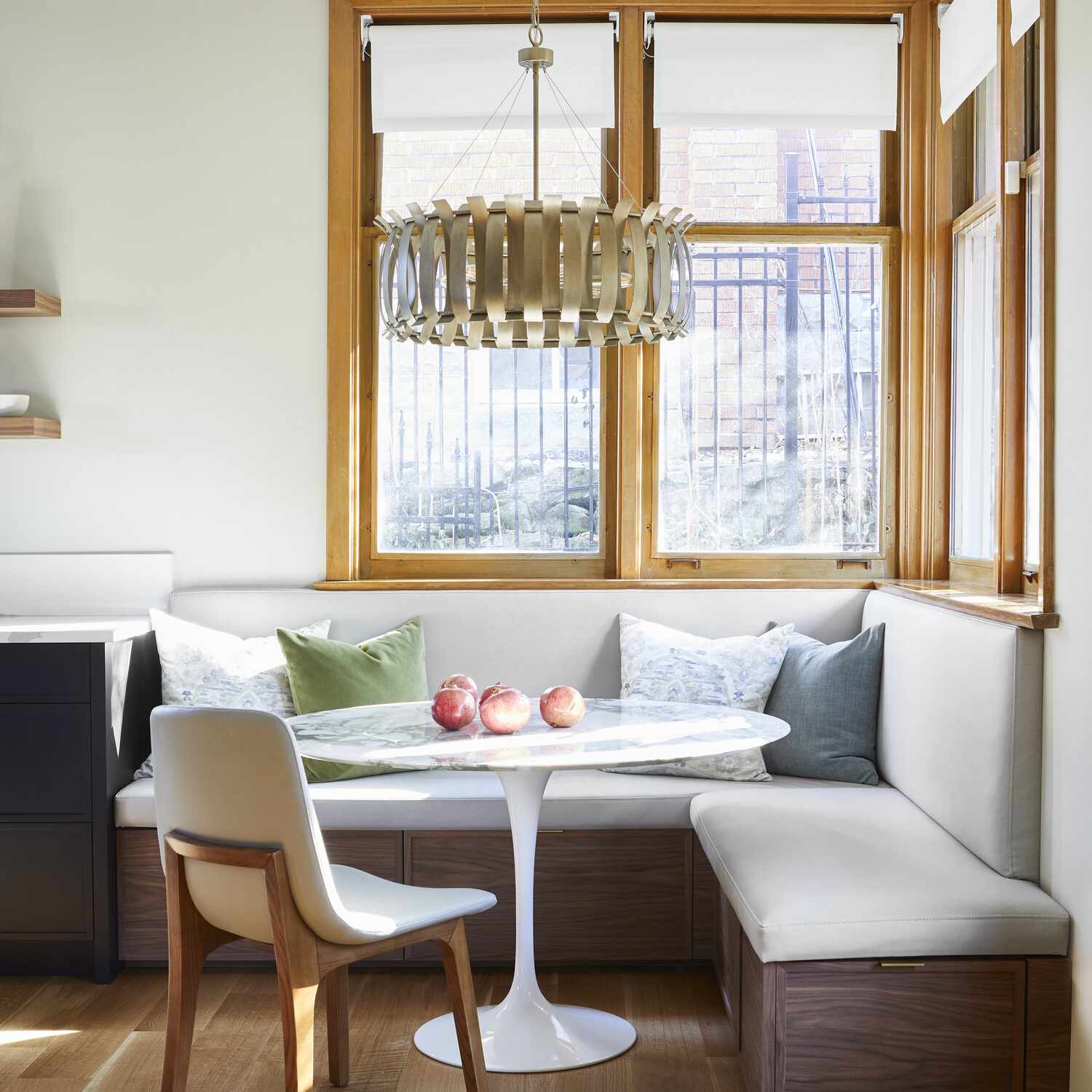 用四个苹果装饰的厨房桌子