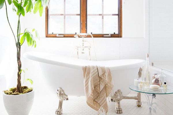 带爪脚浴缸的浴室