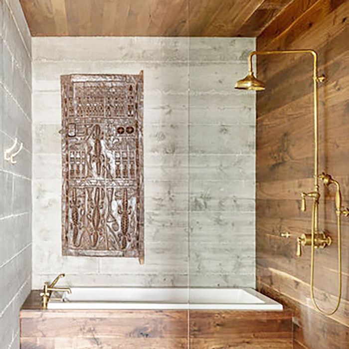 一个镶木板的浴室