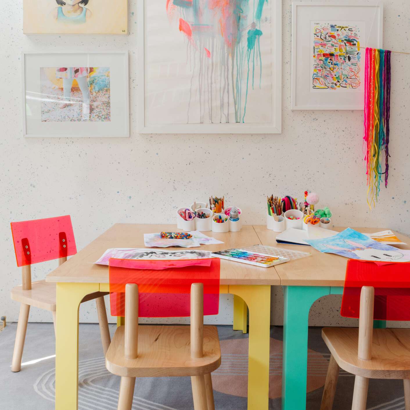 一个儿童手工室，里面摆满了五颜六色的椅子