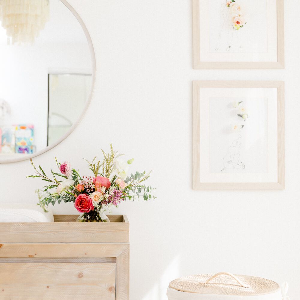 明亮的花卉安排在中立的卧室。