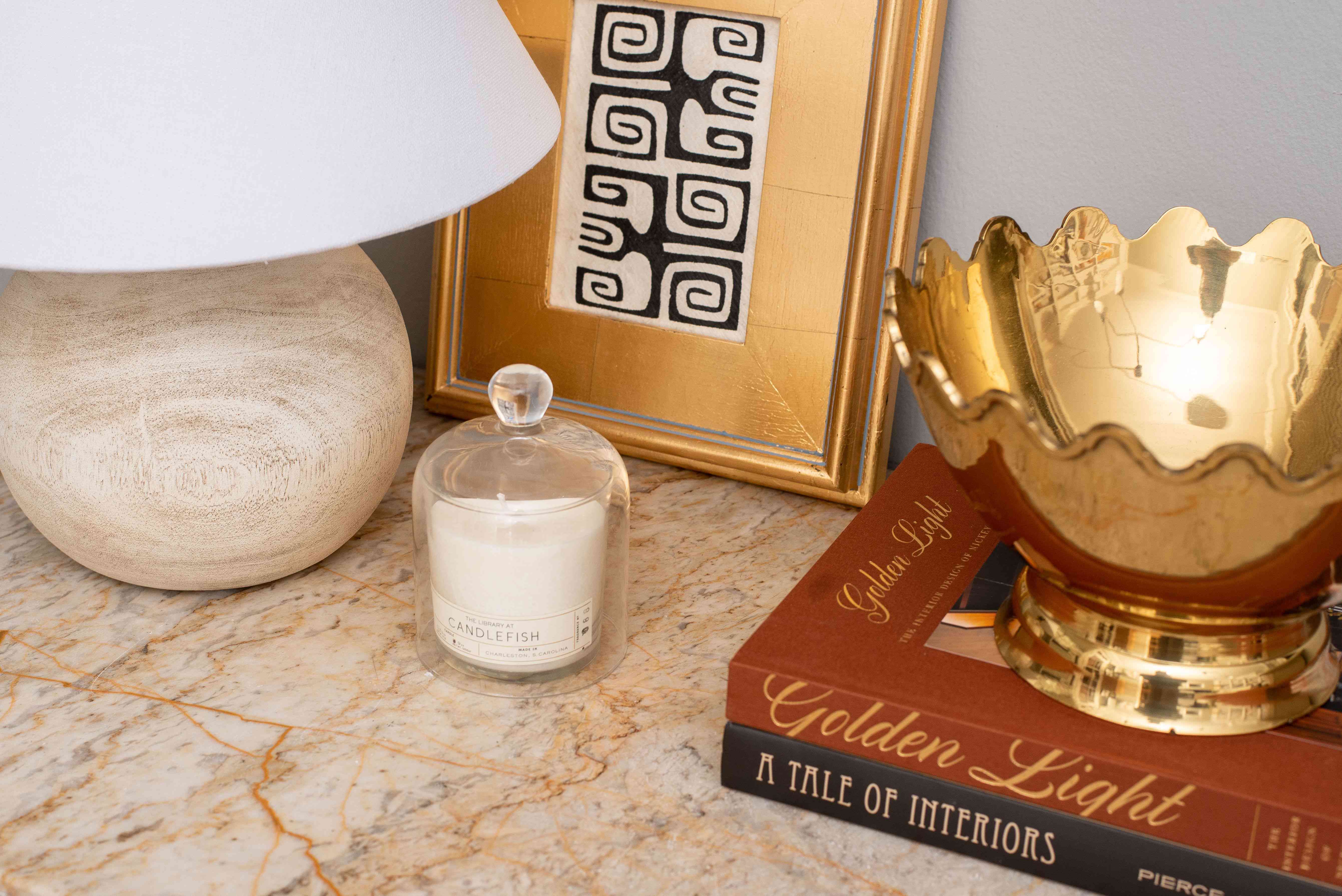 在大理石桌上的树木繁茂的灯。