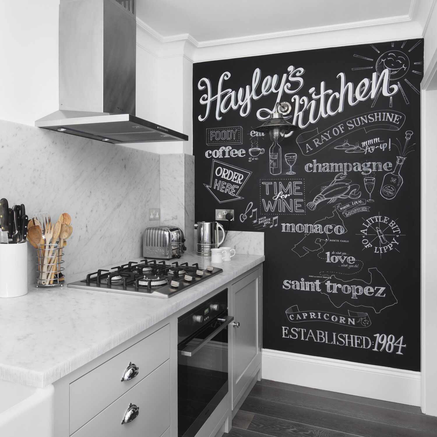 带浅灰色柜，大理石台面和木炭地板的厨房