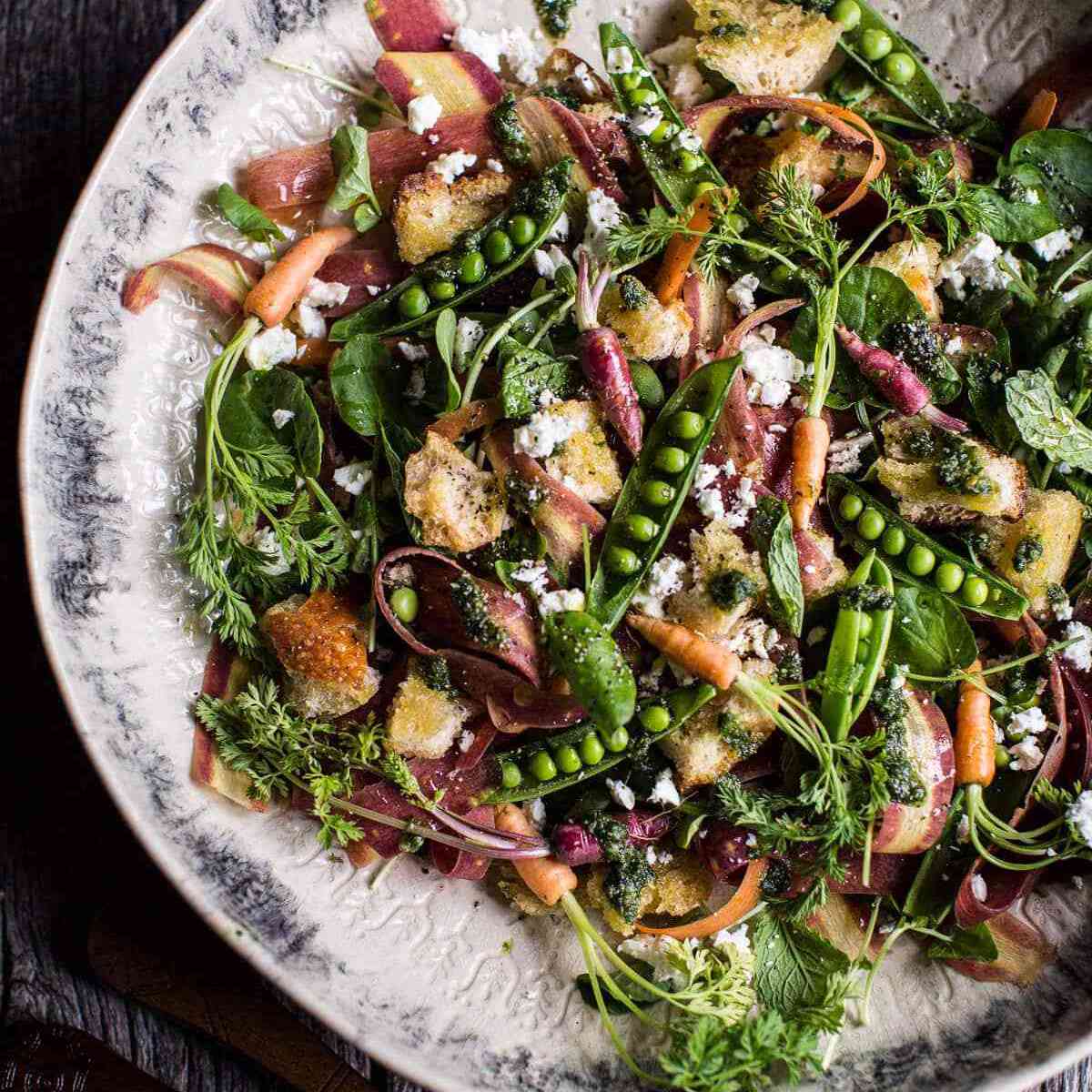 春季豌豆和胡萝卜沙拉配胡萝卜香蒜沙司