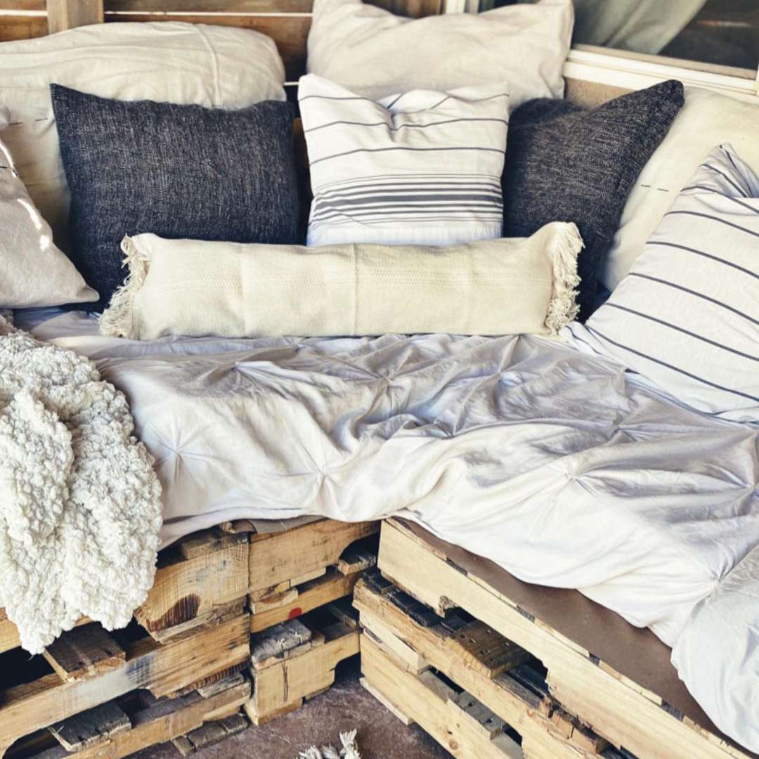 由户外托盘制成的沙发