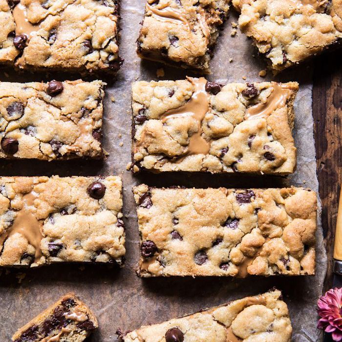 巧克力片、花生酱和曲奇棒