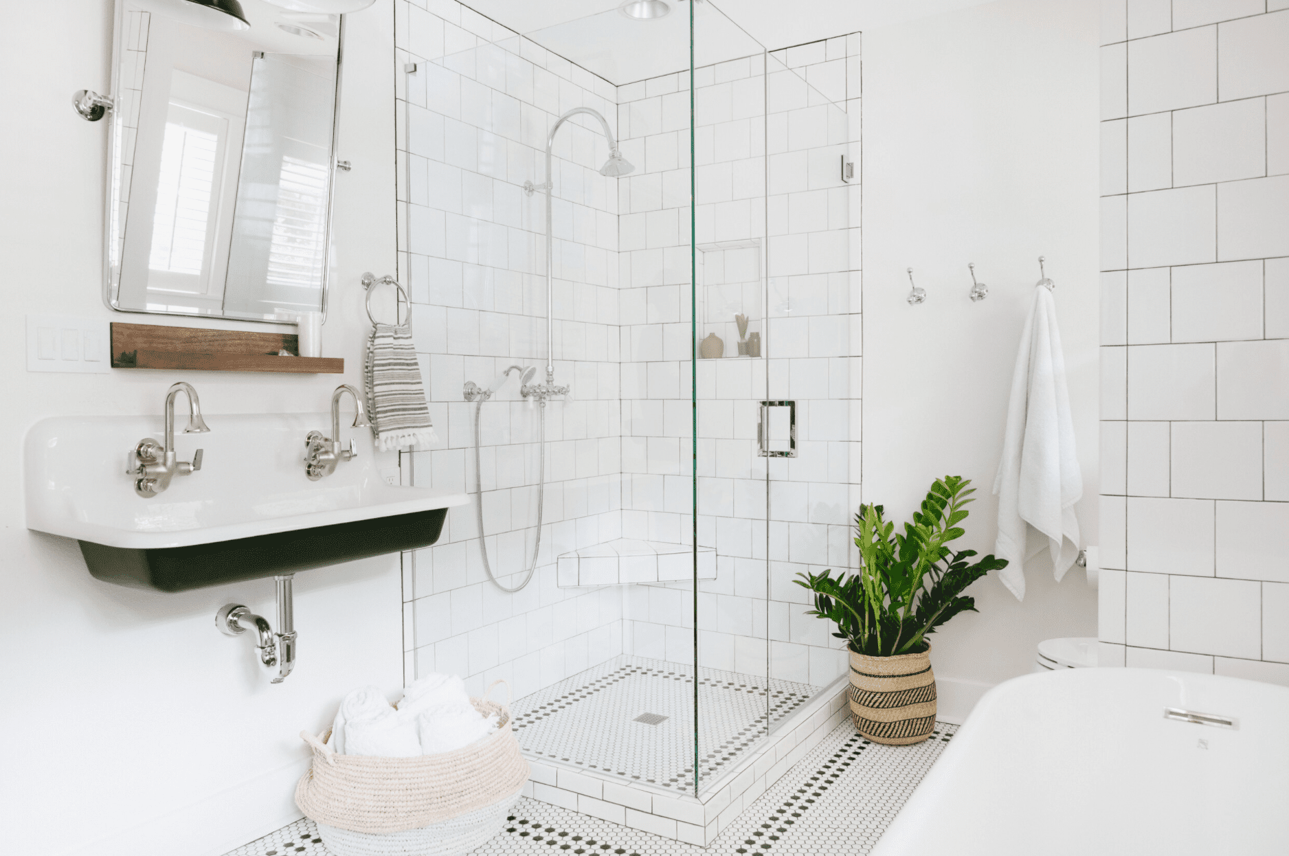 一间带双水槽的全浴室