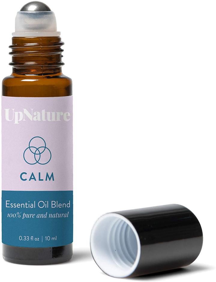 一根装有镇静精油的玻璃管和一个滚轴涂抹器。