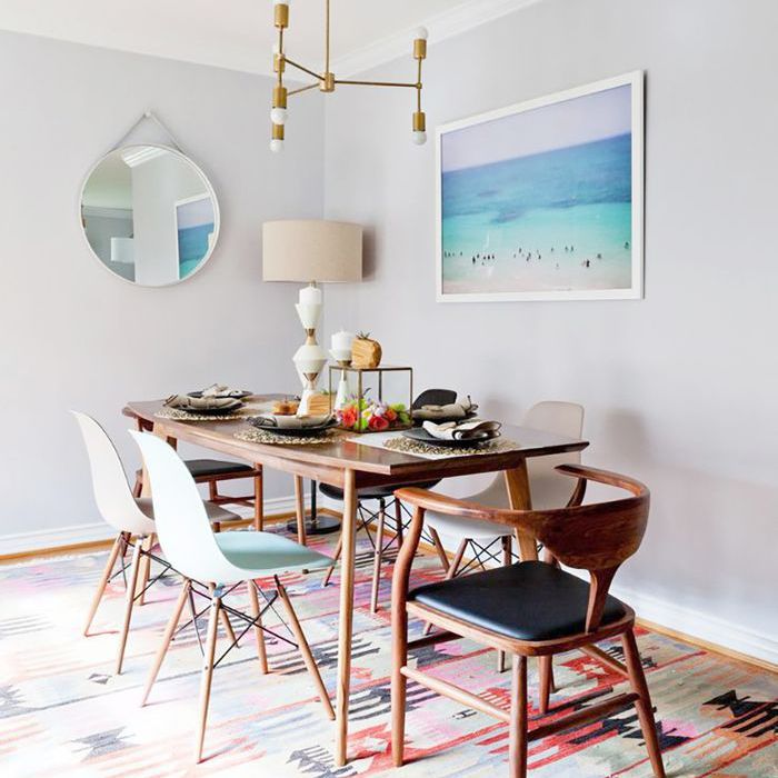 一幅海洋风景的摄影照片作为餐厅的焦点，并配有建筑枝形吊灯