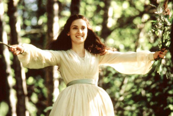 电影中有很多女性角色——Jo March