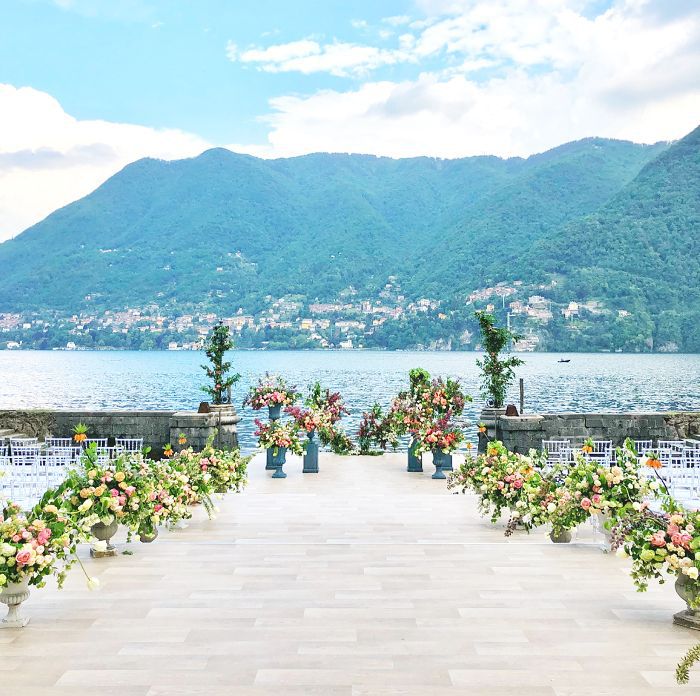 俯瞰湖面的走道上排列着花束