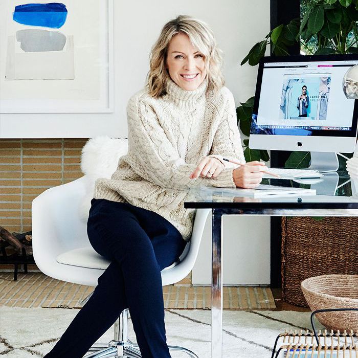 健身大亨洛娜·简坐在办公桌前