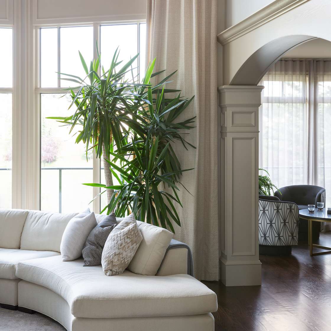 一间带长白色窗帘的全白色起居室