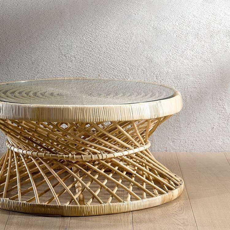 A轮柳条咖啡桌带玻璃顶。