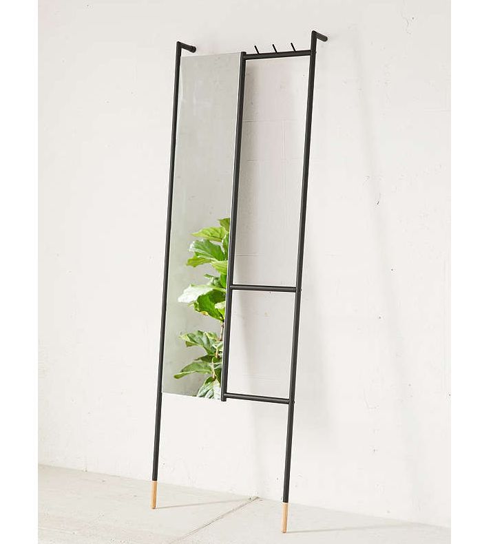 都市服装设计师Leni倾斜的镜子