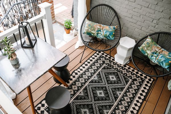 用黑色椅子俯瞰小户外空间。