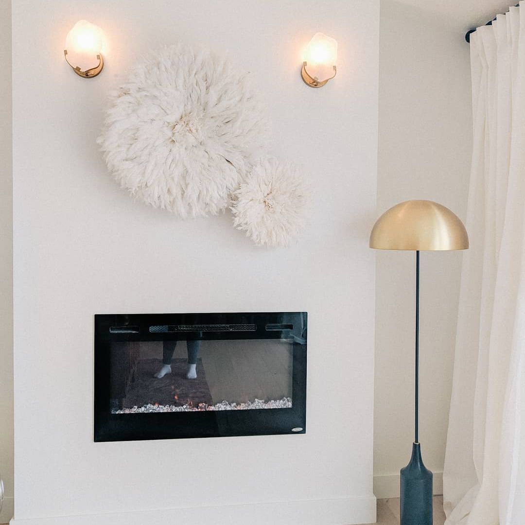 白色壁炉与煤气插入