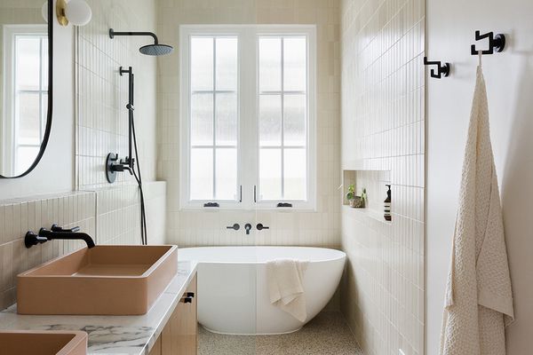 现代，光滑的浴室色调的奶油