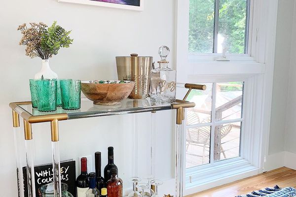 有趣的酒吧推车下面的海报。