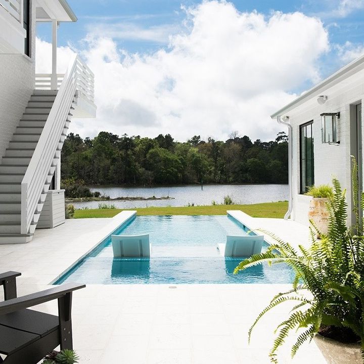 水池与蓝天视图