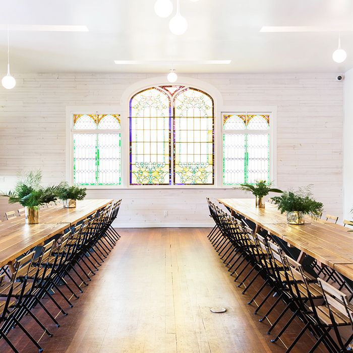 在饭厅餐桌席的行