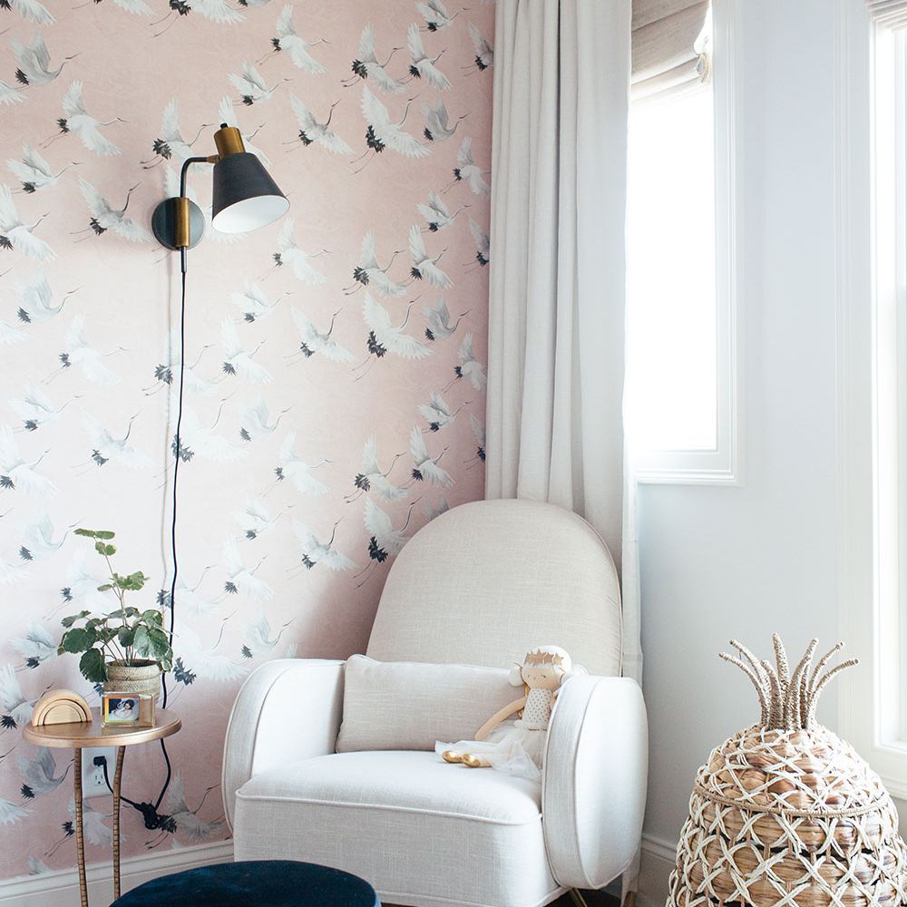 带软软的摇椅的育儿室。