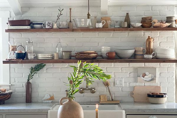 有外露架子的厨房