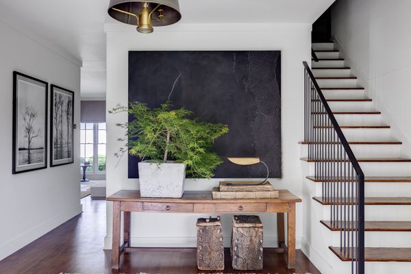 现代传统入口，大型厂房。