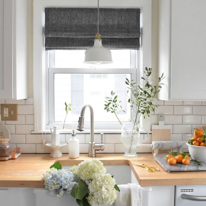 厨房窗户的罗马窗帘