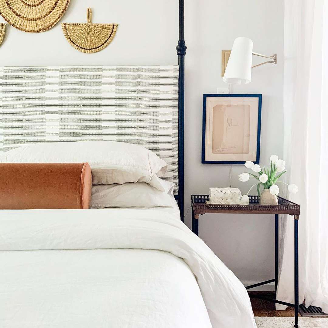 带有扇墙装饰的沿海卧室